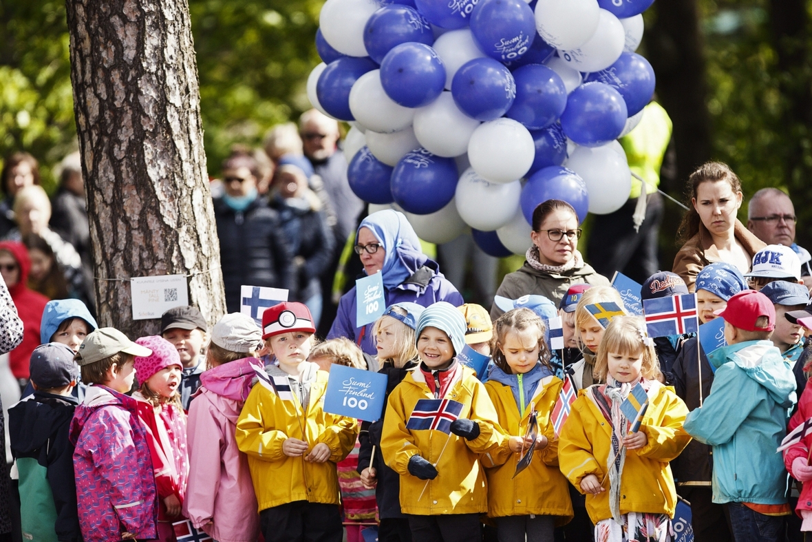 Eine Gruppe von Kindern feiert den "Tag der Unabhängigkeit" in Helsinki.
