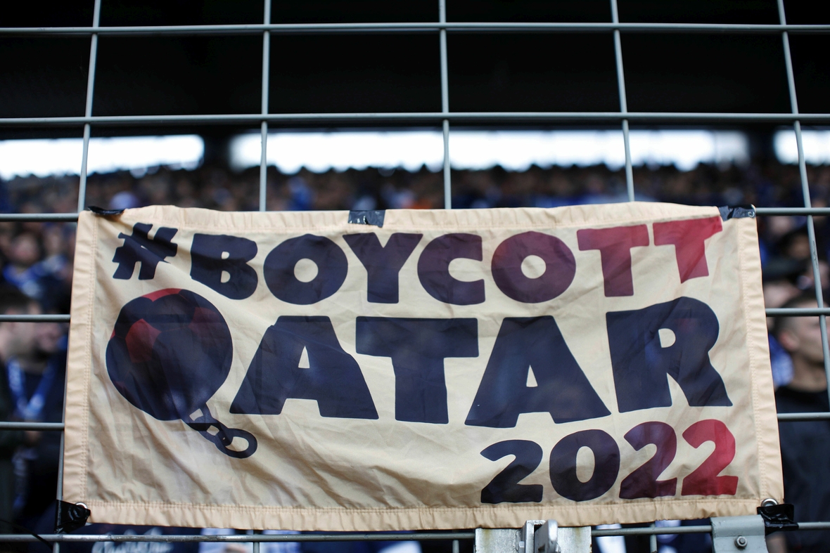 Im Bochumer Fußballstadion fordert ein Plakat zum Boykott der Fußball-Weltmeisterschaft in Katar auf.