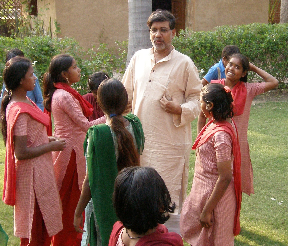 Neu-Delhi 2006: Kailash Satyarthi umgeben von Kindern und jungen Frauen.