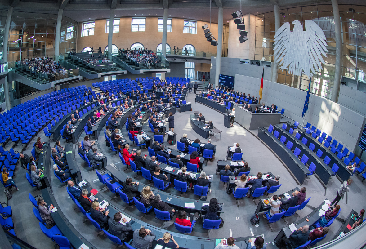 Im Plenarsaal des Deutschen Bundestages kommen die Abgeordneten zu Diskussionen, Aussprachen und Abstimmungen zusammen.