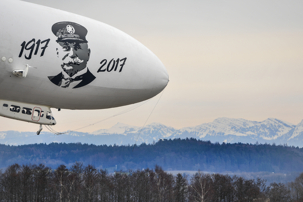 Auch heute fliegen noch Zeppeline, zum Beispiel am Bodensee. Im Hintergrund sind die Schweizer Alpen zu sehen.