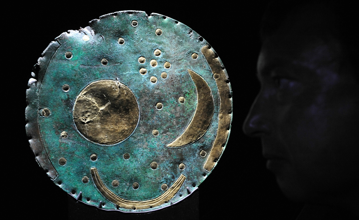 Die Himmelsscheibe von Nebra wurde 1999 gefunden. Sie ist die älteste bekannte Himmelsdarstellung. Ihr Alter wird auf etwa 4000 Jahre geschätzt. Gefunden wurde sie nahe der Stadt Nebra in Sachsen-Anhalt.