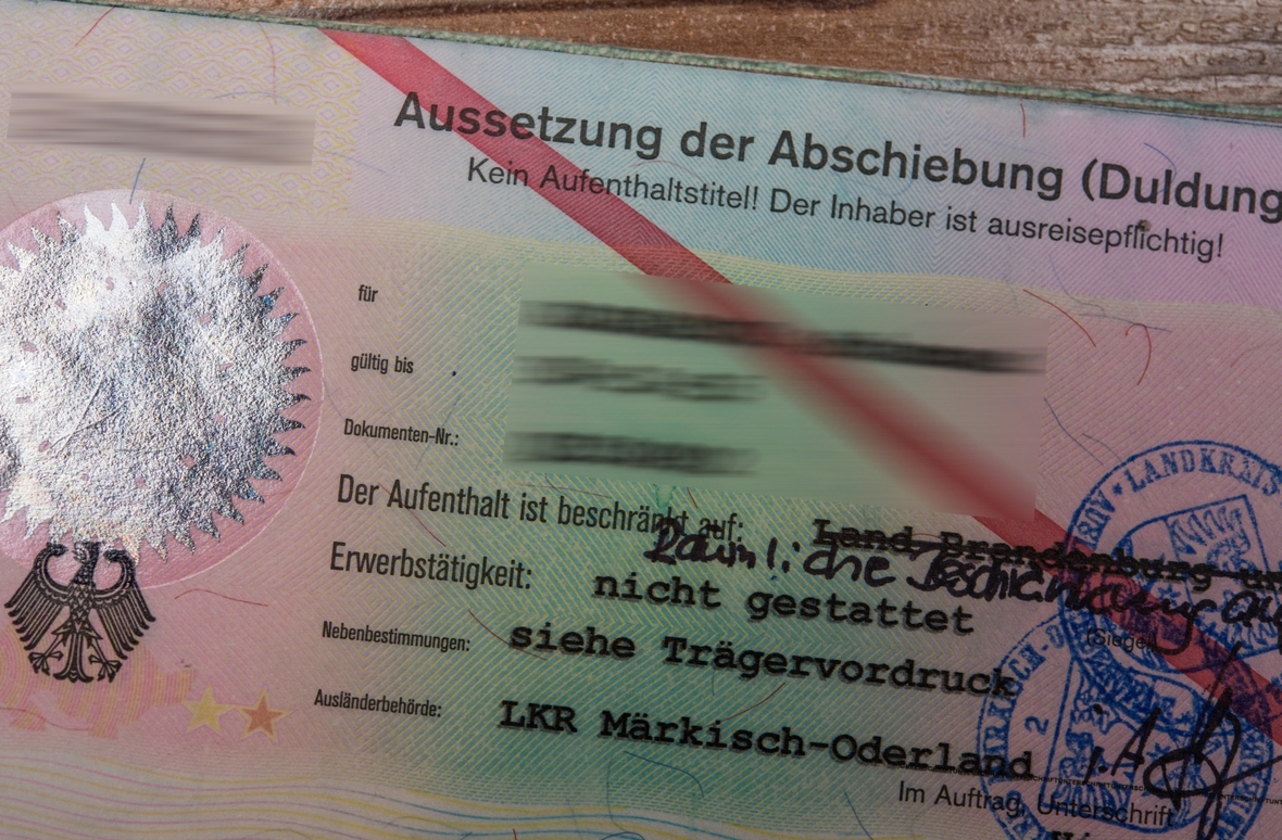 Ausweis der Bundesrepublik Deutschland von einem Asylbewerber. Er wird in Deutschland "geduldet", er wird zunächst nicht abgeschoben.