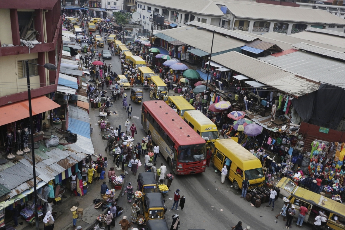Straßenszene in Nigerias größter Stadt Lagos.
