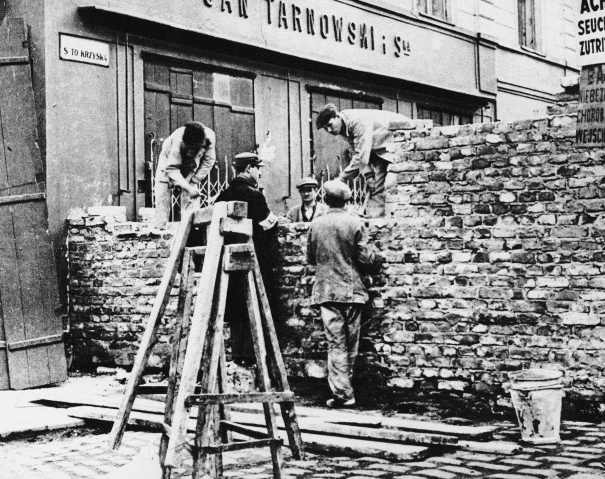 1940: Eine hohe Mauer wird um das jüdische Ghetto in Warschau gebaut.