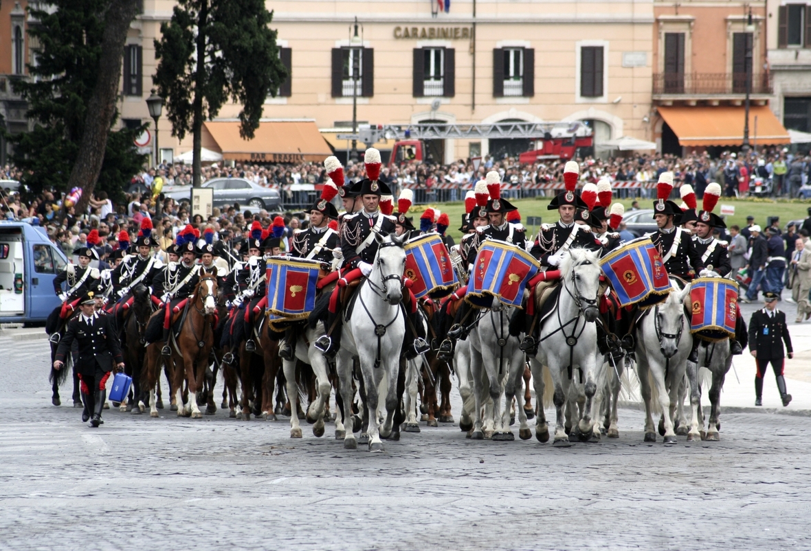 Berittene Carabinieri bei der Parade zum italienischen Nationalfeiertag am 02.06.2006 in Rom. 