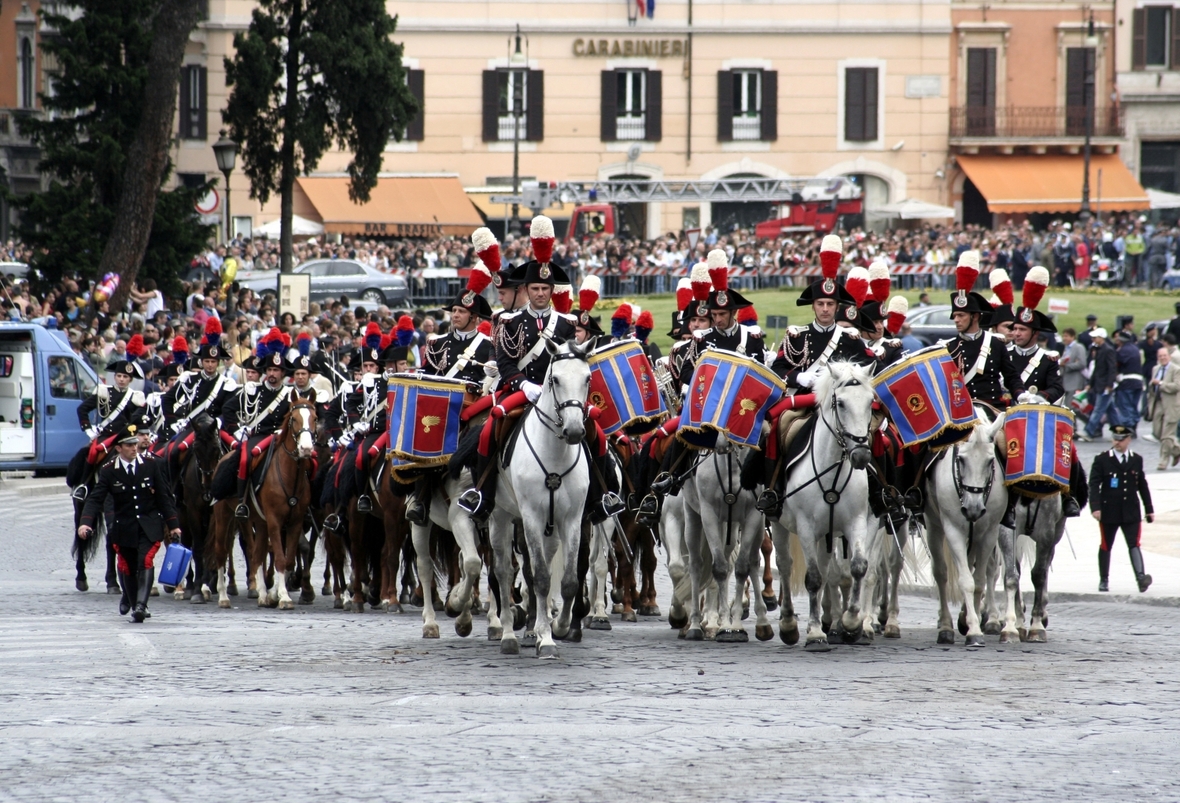 Berittene Carabinieri bei der Parade zum italienischen Nationalfeiertag am 02.06.2006 in Rom.