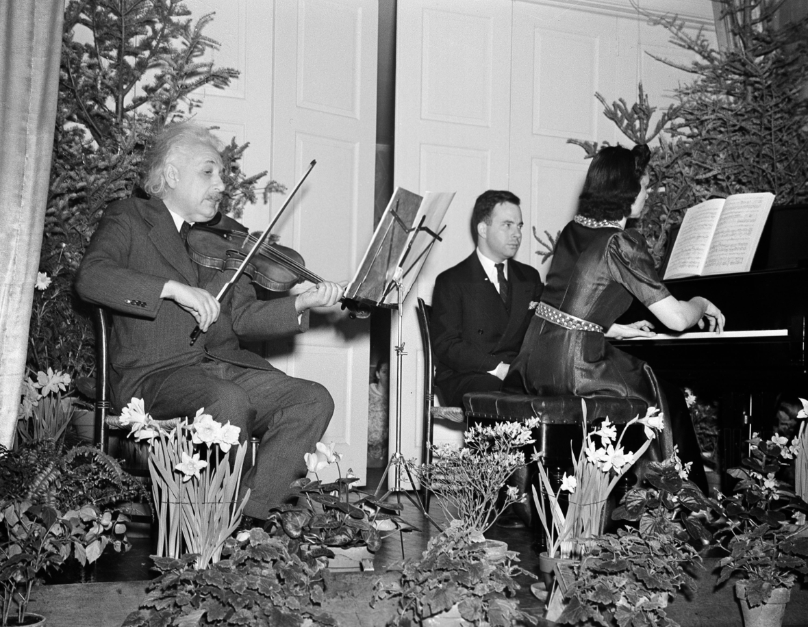 lbert Einstein spielt bei einem Konzert Geige im Januar 1941 in den USA