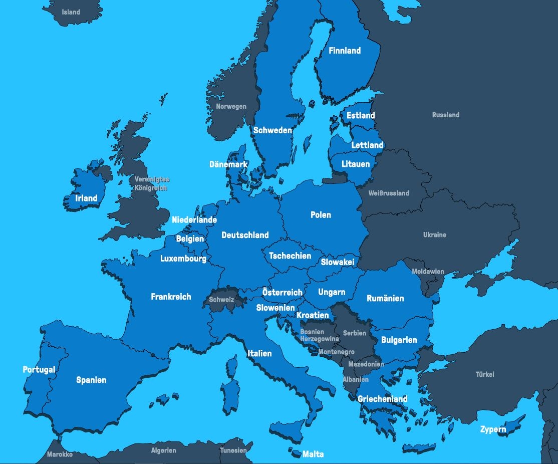 Man sieht eine EU-Karte mit Ländernamen, auf der die zur EU gehörenden Länder in kräftigem Blau hervorgehoben sind. 