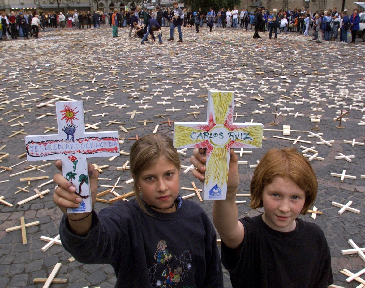 Bonn 1999: Am Weltkindertag soll jedes Kreuz an eines der etwa 30.000 täglich in der Dritten Welt sterbenden Kinder erinnern.