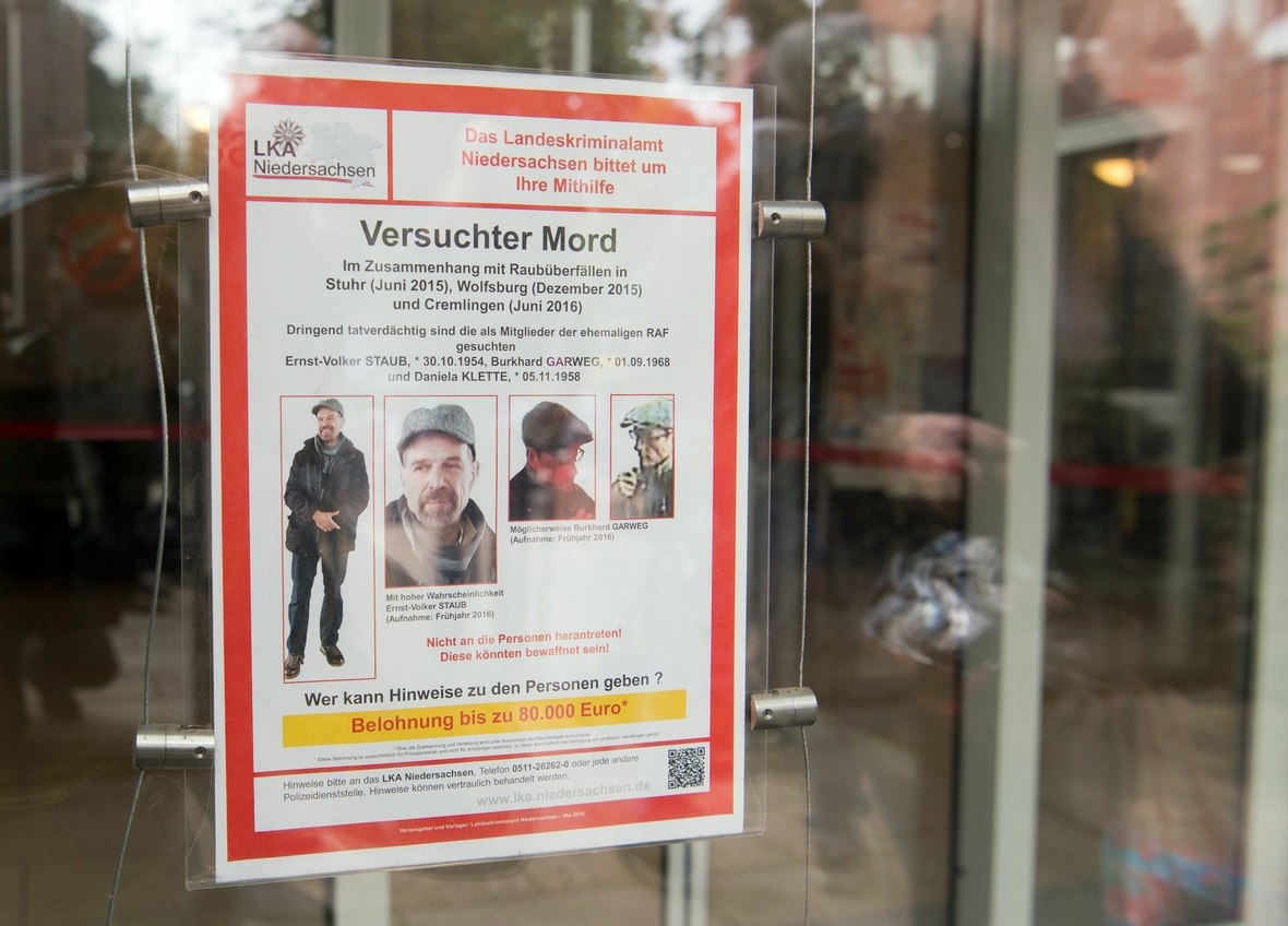 Ein Fahndungsplakat aus dem Jahr 2016 nach ehemaligen Mitgliedern der Rote Armee Fraktion 