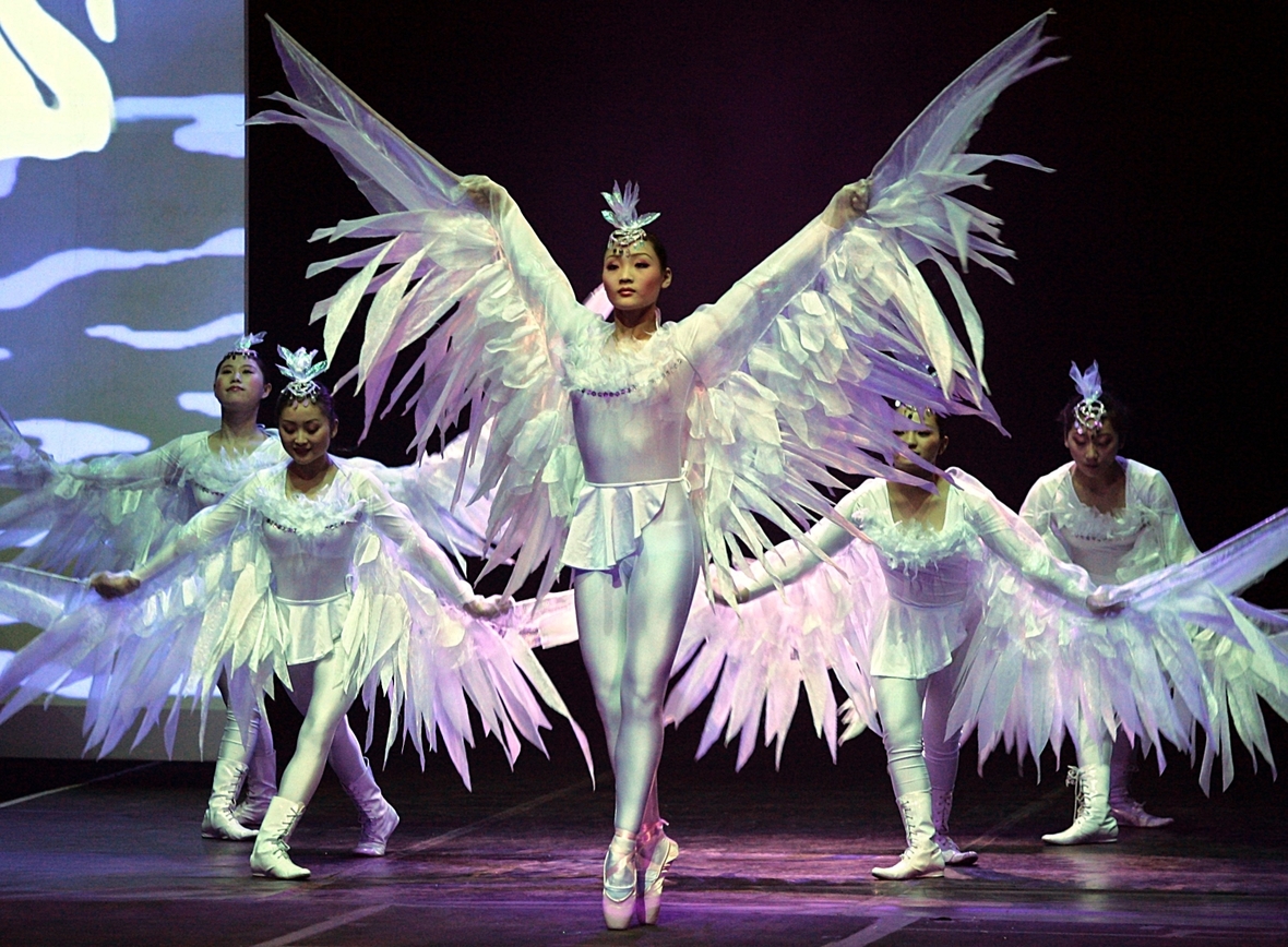 Chinesische Artistinnen proben in Bremerhaven ihren Auftritt in der Märchenschau "Hans Christian Andersen". Mit einer Zirkusshow rund um die Märchen "Die kleine Meerjungfrau", "Die chinesische Nachtigall", "Die Prinzessin auf der Erbse", "Das Mädchen mit den Schwefelhölzern" und "Das hässliche Entlein" (Foto) feiern in der Seestadt vom 1. bis 12. Dezember 2004 rund 100 Spitzenartisten das 200. Geburtsjahr des großen dänischen Märchenerzählers.