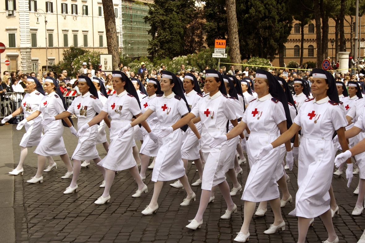 Krankenschwestern des Militärs bei der Parade zum italienischen Nationalfeiertag in Rom.