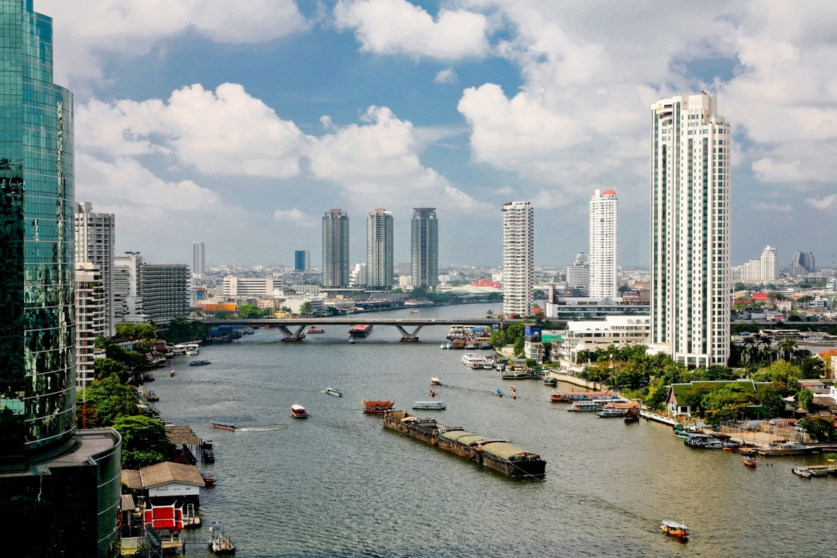 Skyline von Bangkok am Fluss Chao Phraya.