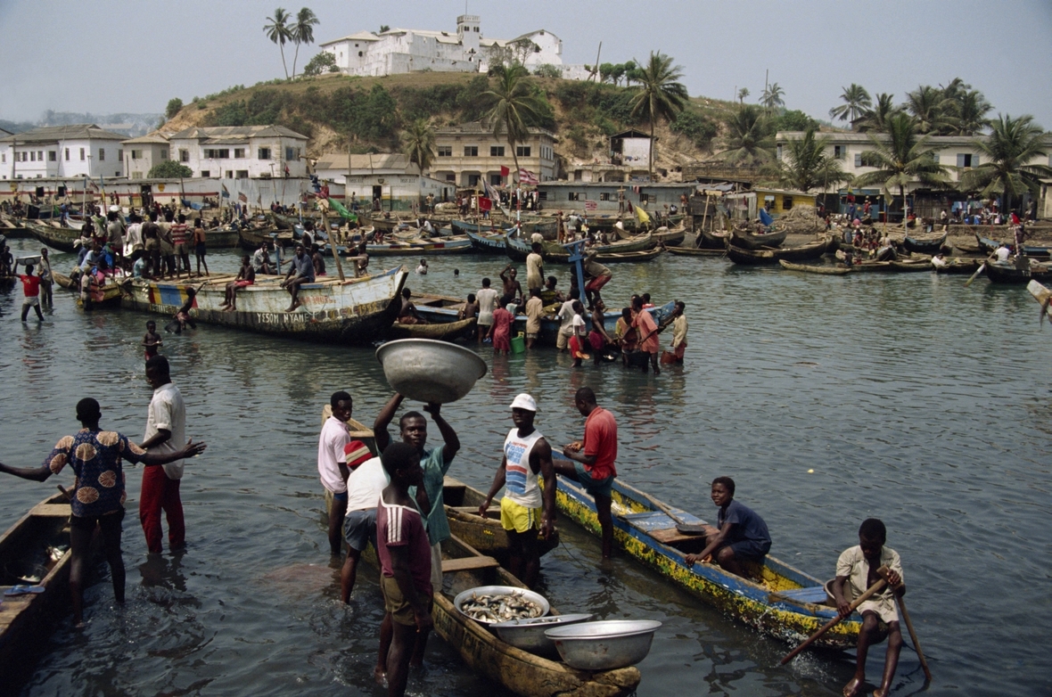 In der Hafenstadt Elmina in Ghana holen Fischer ihren Fang ein.