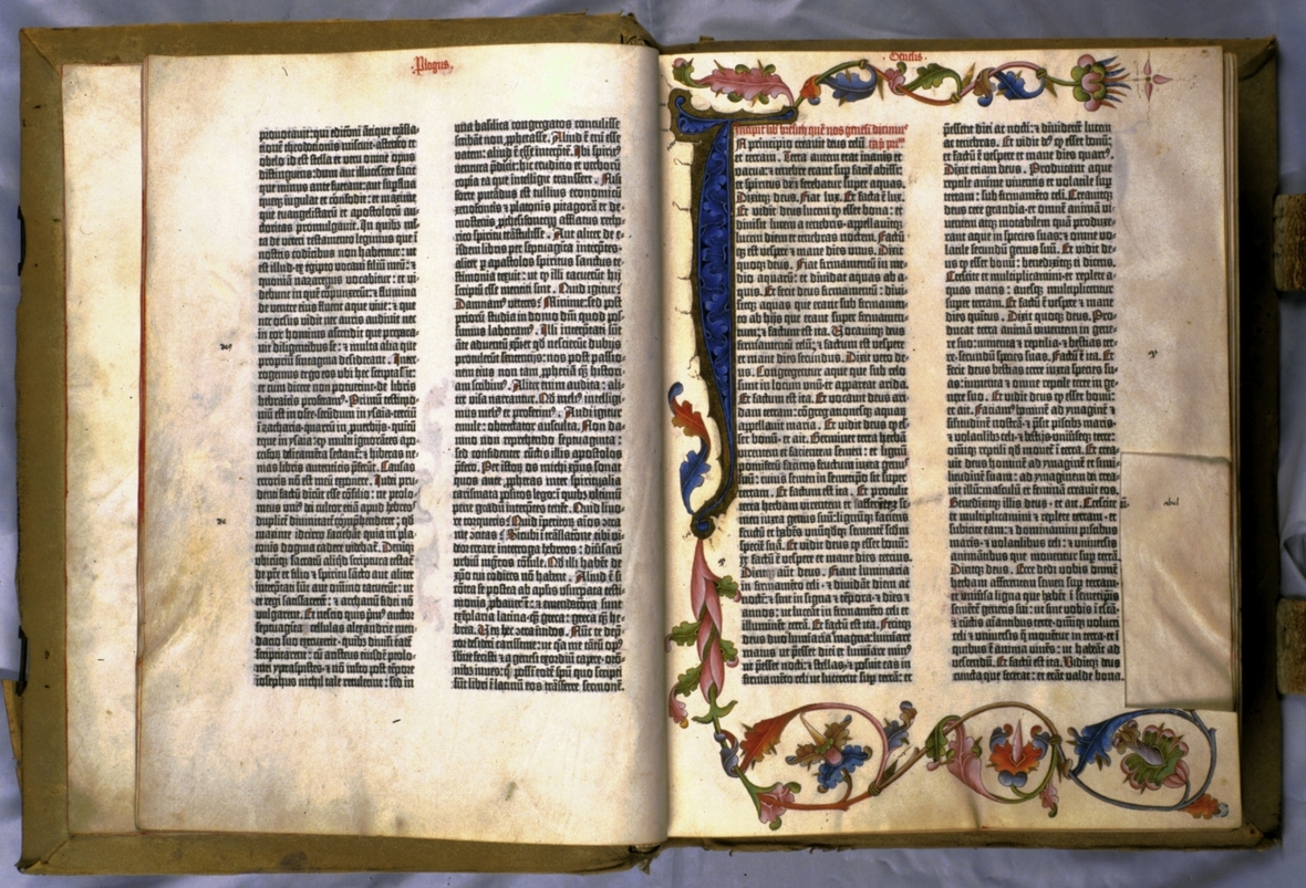 Die von Johannes Gutenberg auf Pergament-Papier gedruckte Bibel. Der Bibeltext ist in lateinischer Sprache.