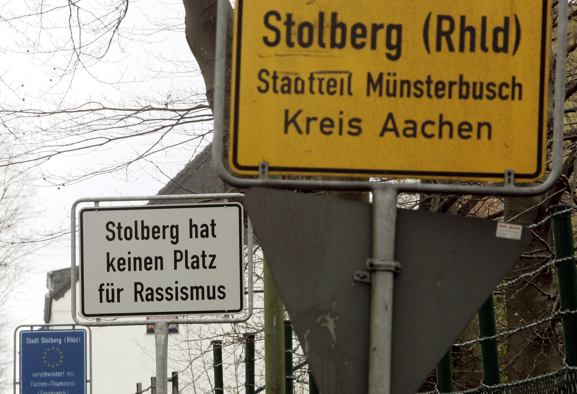 Auf einem Schild hinter dem Stadteingang der nordrhein-westfälischen Stadt Stolberg steht: Stolberg hat keinen Platz für Rassismus.