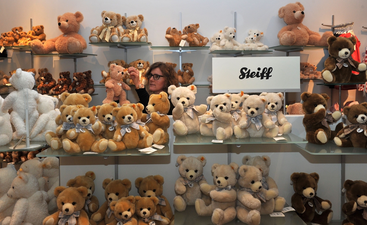 Viele, viele Teddybären im Verkaufsraum der Firma Steiff in Giengen an der Brenz.