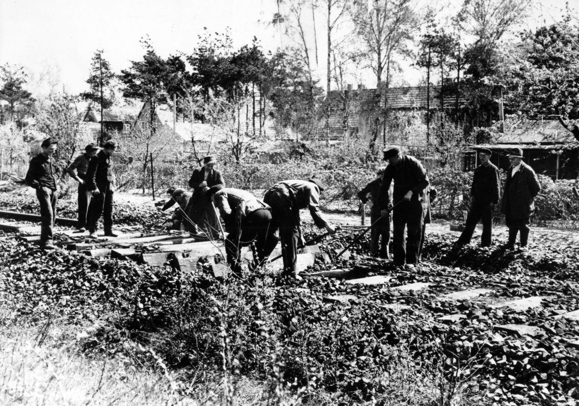 Bahngleise werden 1945 in Berlin demontiert zum Abtransport in die Sowjetunion.