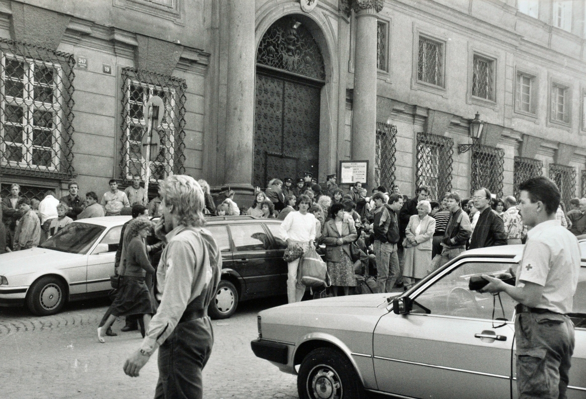 Man sieht Flüchtlinge aus der DDR vor der Botschaft der Bundesrepublik Deutschland in Prag 1989.