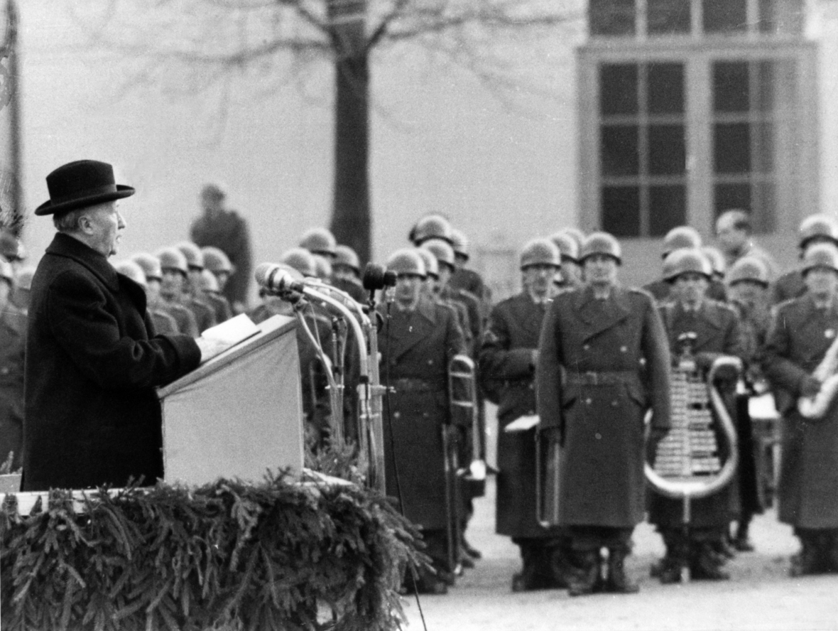 Bundeskanzler Konrad Adenauer besucht die Bundeswehr und spricht zu den Soldaten 1956