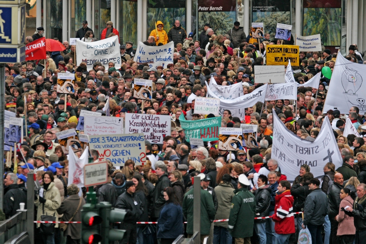 تجمع للأطباء في مدينة إيسن قبل تظاهرة لهم.