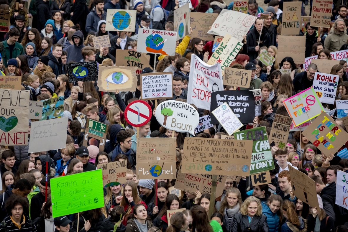 Jugendliche Teilnehmende bei der Klima-Demonstration "Fridays for Future" in Berlin 2019.