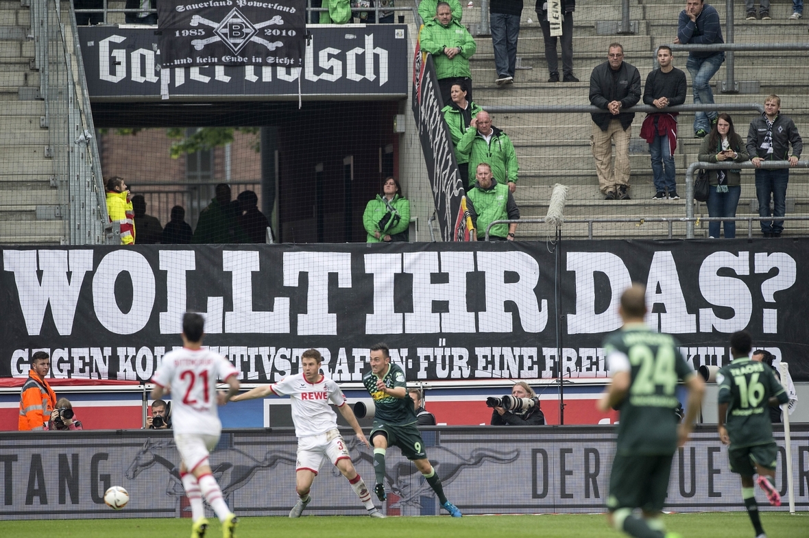 Fans des Fußballclubs Borussia Mönchengladbach boykottieren im Sommer 2015 ein Spiel ihres Vereins, indem sie nicht beim Spiel zuschauen. Sie protestieren gegen die Verschärfung von Sicherheitsbestimmungen.