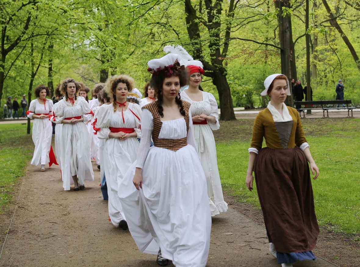 Zum Nationalfeiertag am 3. Mai 2017: Verkleidete Schauspielerinnen stellen in einem Warschauer Park Szenen aus der Geschichte Polens nach.