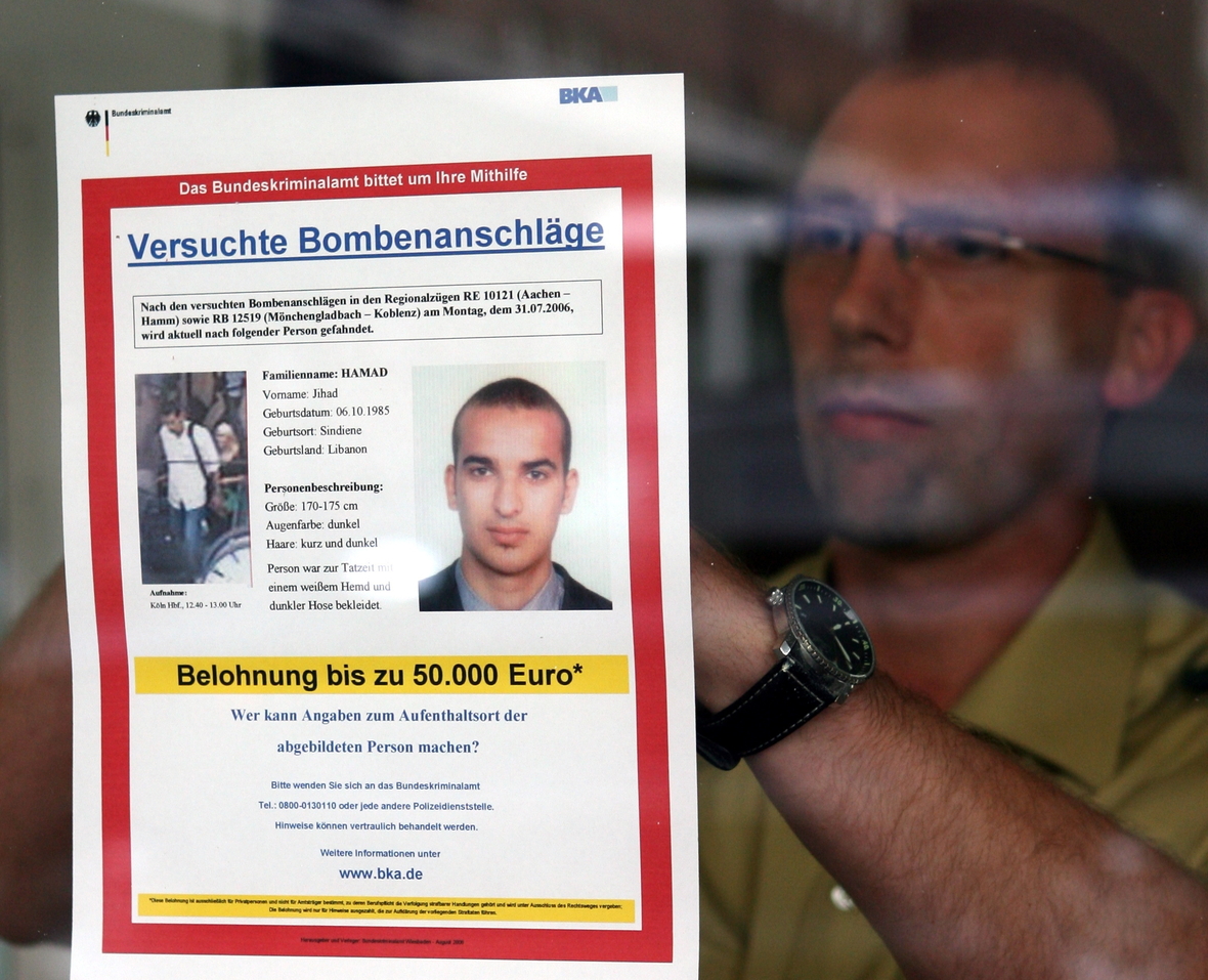 Das Fahndungsplakat des Bundeskriminalamtes (BKA) mit dem Porträtfoto des flüchtigen mutmaßlichen Bombenlegers.