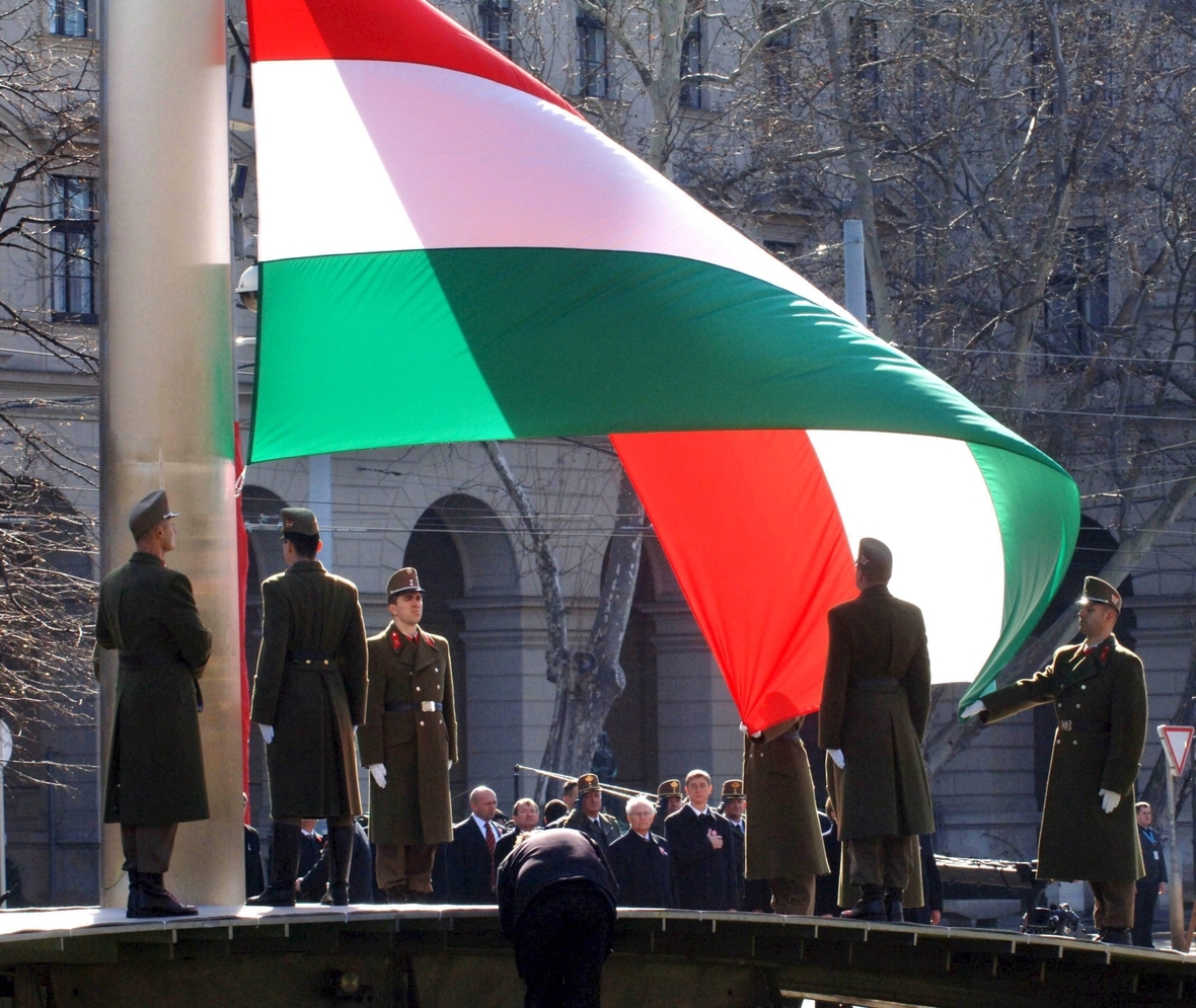 15. März 2008: Zum Nationalfeiertag hissen ungarische Soldaten die Nationalflagge.