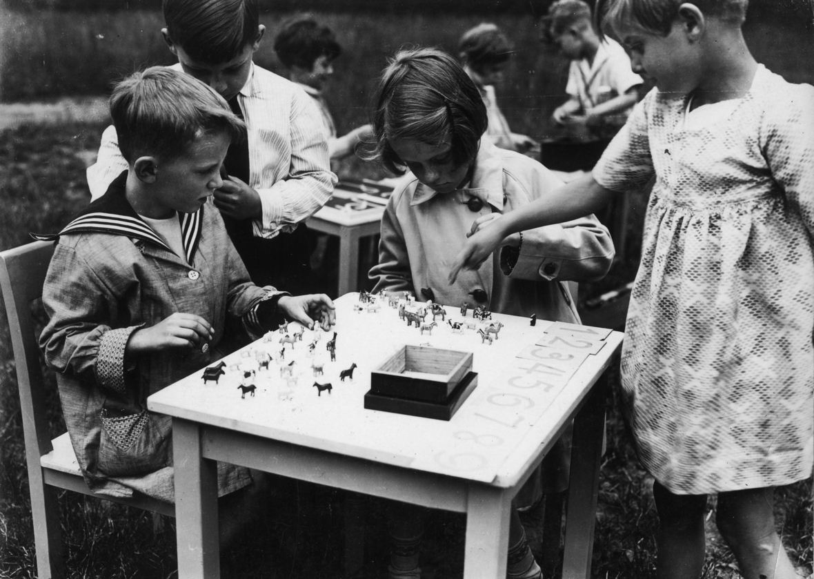 Um 1925: Kinder machen Zählübungen im Montessori-Kindergarten