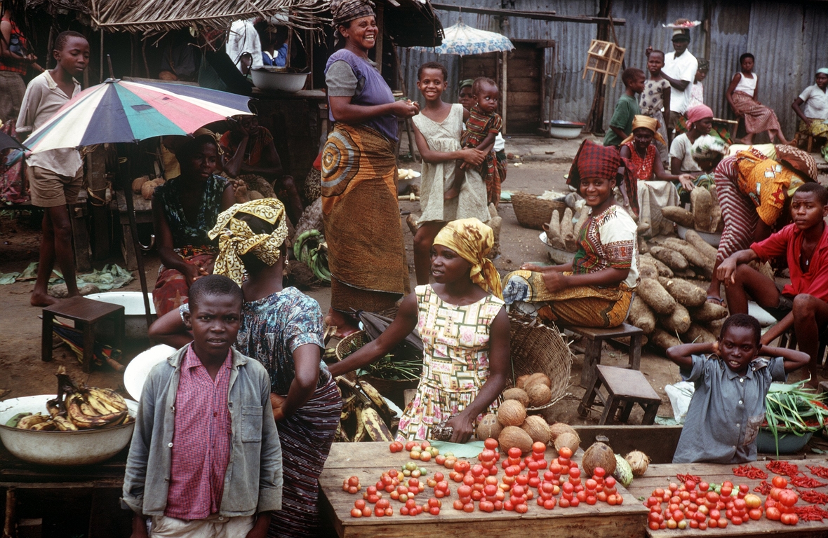Händler bieten auf einem Markt in Biafra ihr Gemüse an. 