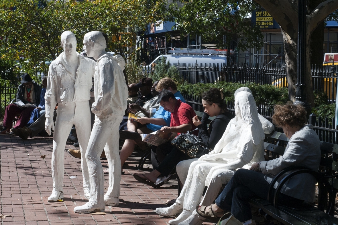 Die Kunstwerke von George Segal stehen im Christopher Park. Die Statuen von zwei Frauen und zwei Männer sollen an die Ereignisse in der Christopher Street erinnern.