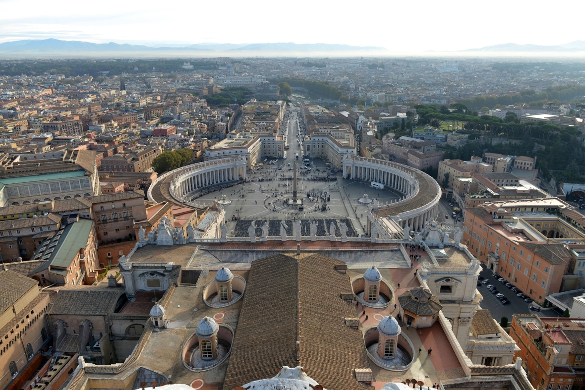 Vatikanstadt mit dem Petersdom und dem Petersplatz mitten in Rom.