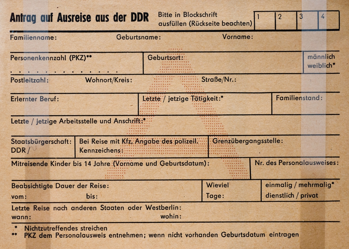 Wer die DDR verlassen wollte, musste einen Ausreiseantrag stellen. Allerdings war es keineswegs sicher, dass die Ausreise genehmigt wurde.