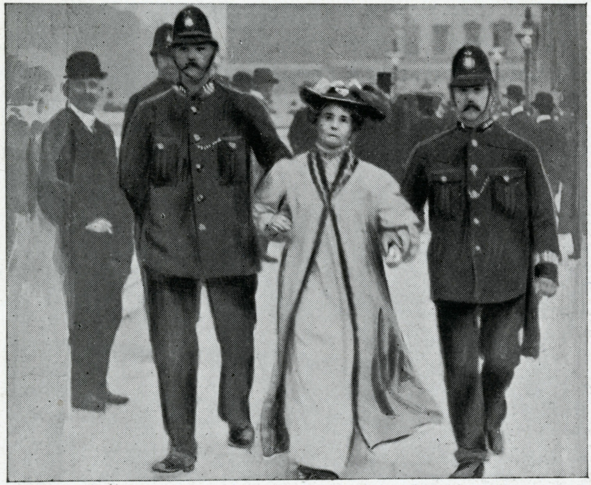 Emmeline Pankhurst wird 1909 nach einer Demonstration von Polizisten abgeführt, nachdem sie einen Polizisten geohrfeigt hatte.
