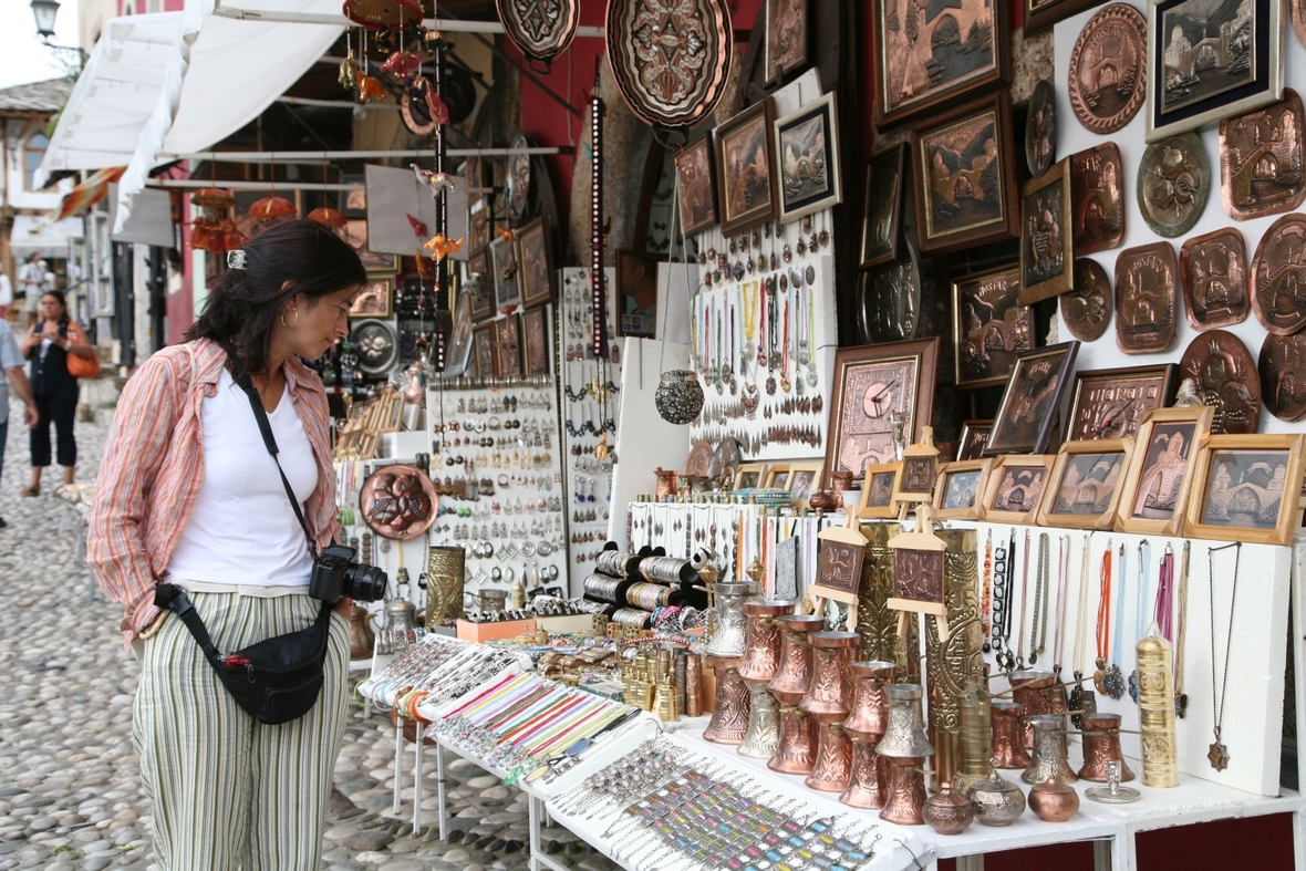 Ein Straßenmarkt in Mostar in Bosnien-Herzegowina.
