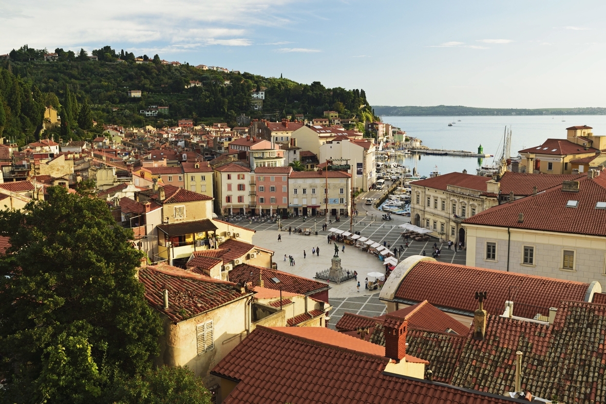 Die slowenische Stadt Piran liegt am Mittelmeer und ist bei Urlauberinnen und Urlaubern beliebt.
