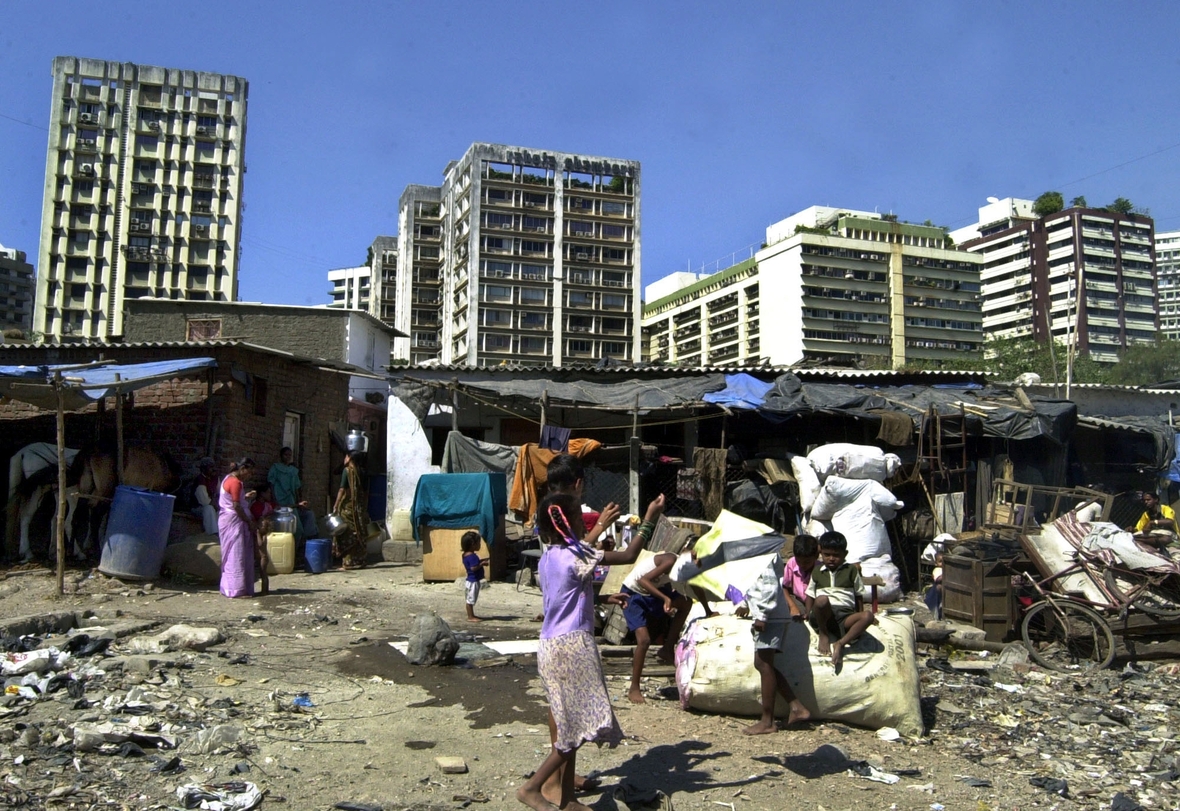 Kinder spielen in einem Slum von Mumbai.
