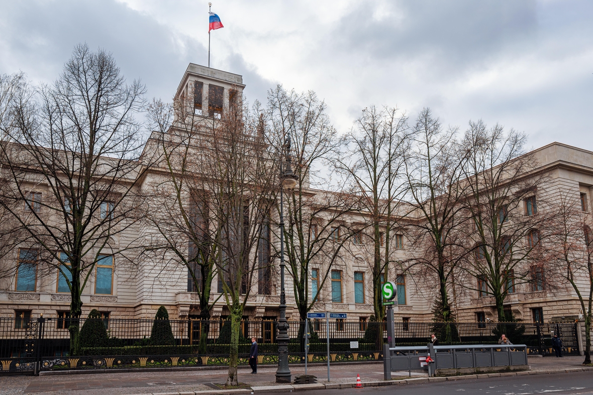 Die Botschaft von Russland Unter den Linden in Berlin, Auf dem Dach weht eine russische Flagge. 