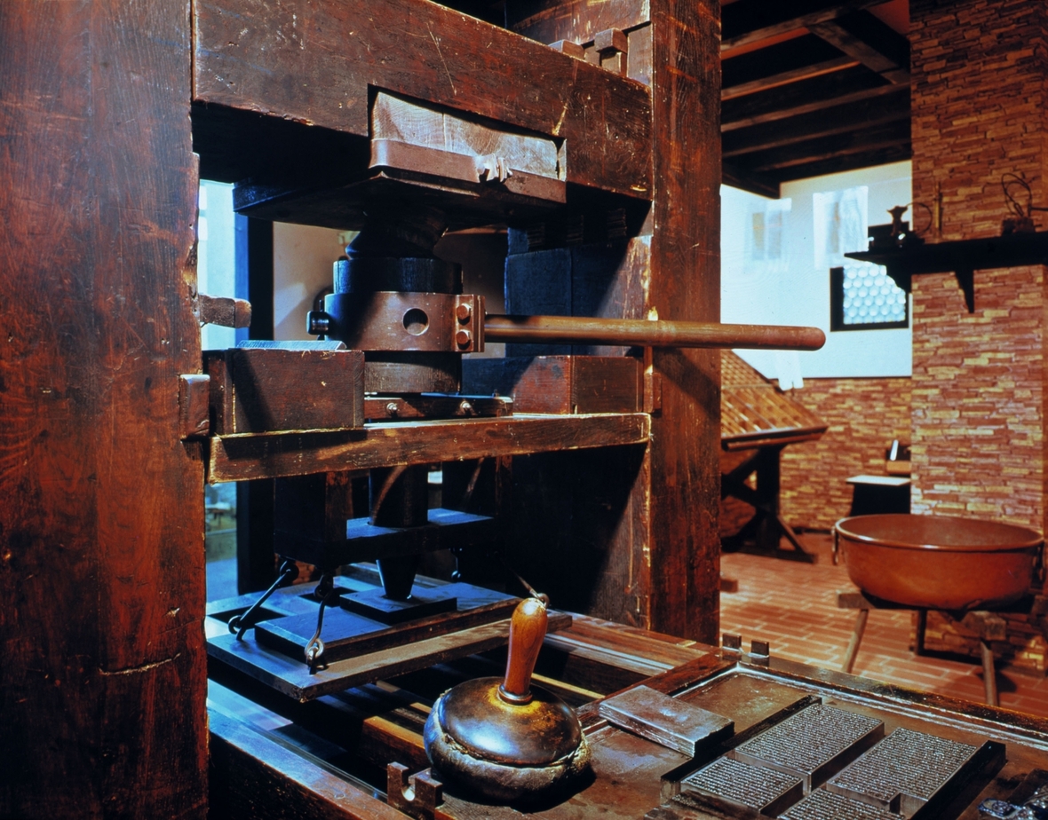 Man sieht einen Nachbau der ersten Buchdruckerpresse, die Johannes Gutenberg Anfang des 15. Jahrhunderts erfunden hat. 