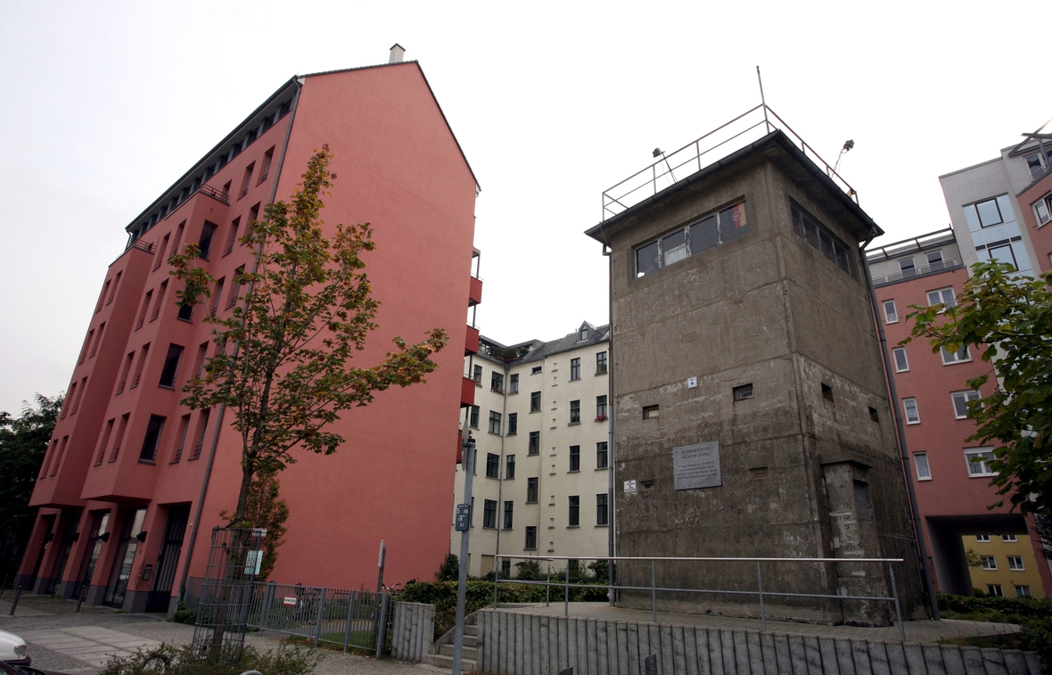 Der ehemalige Wachturm an der deutsch-deutschen Grenze in der Kieler Straße