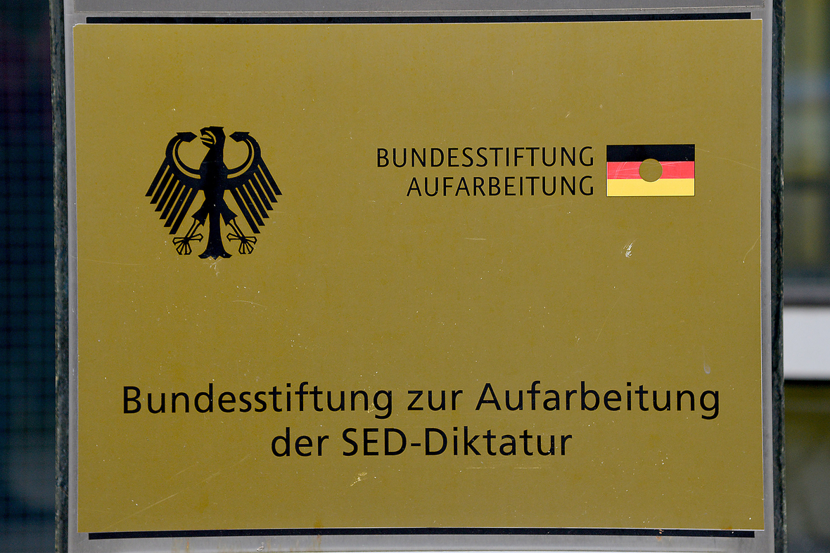 Das Schild der "Bundesstiftung Aufarbeitung". Die Stiftung kümmert sich darum, dass das Unrecht in der Zeit der Diktatur in der DDR aufgearbeitet wird.