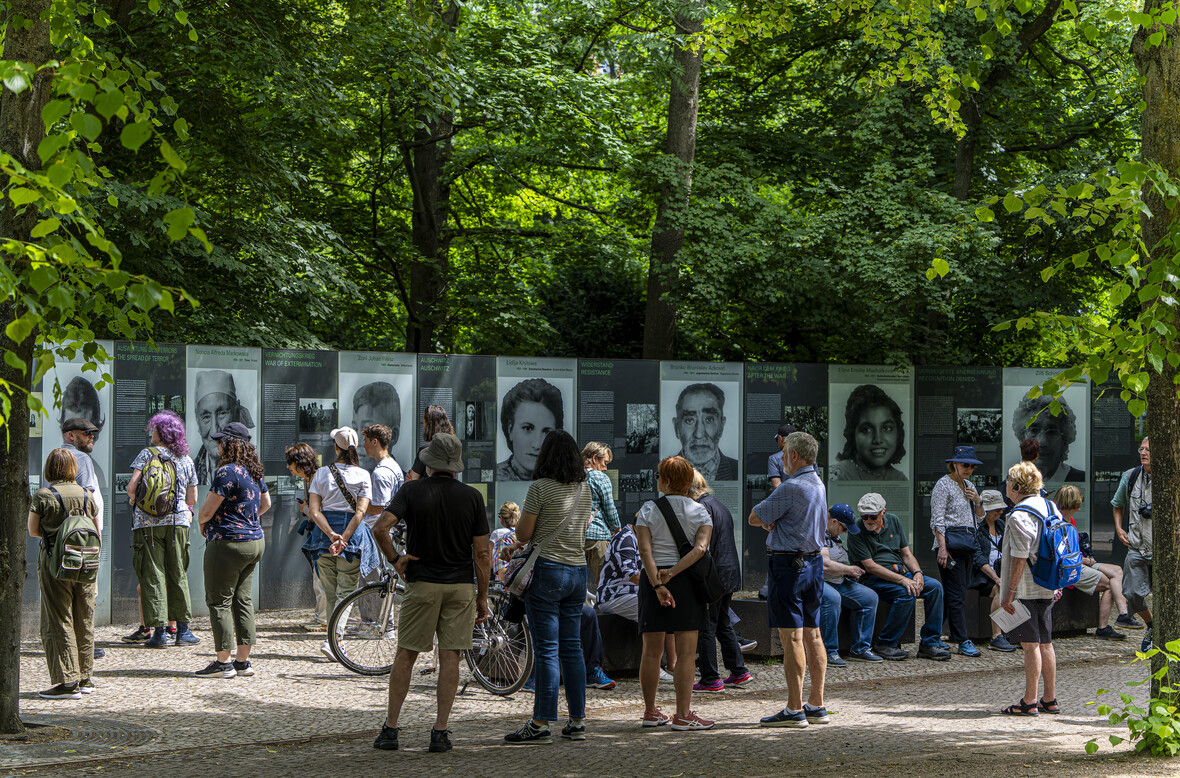Besucher/-innen in der Gedenkstätte für die im Nationalsozialismus ermordeten Sinti und Roma Europas in Berlin.
