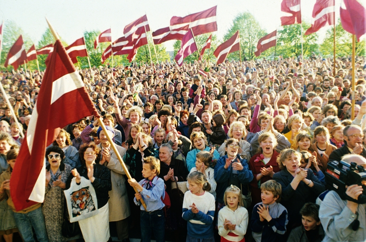 In Riga feiern viele Menschen am 4. Mai 1990 die Erklärung der Unabhängigkeit des Landes Lettland.