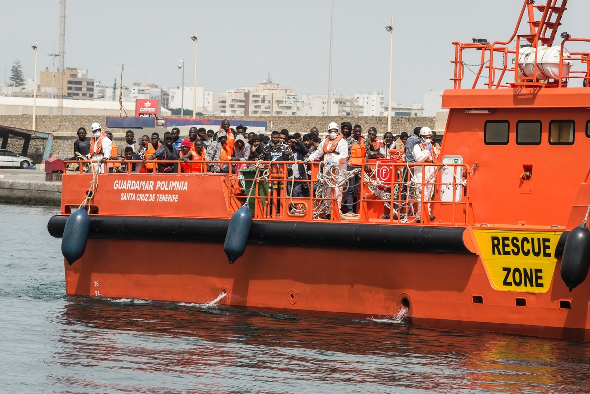 Ein Rettungsschiff der spanischen Marine rettet 95 Flüchtlinge aus der Subsahara und bringt sie nach Almeria, 2018.