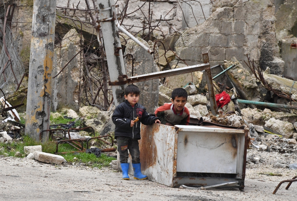 Kinder spielen in zerstörten Gebäuden von Aleppo, Syrien, 2019.