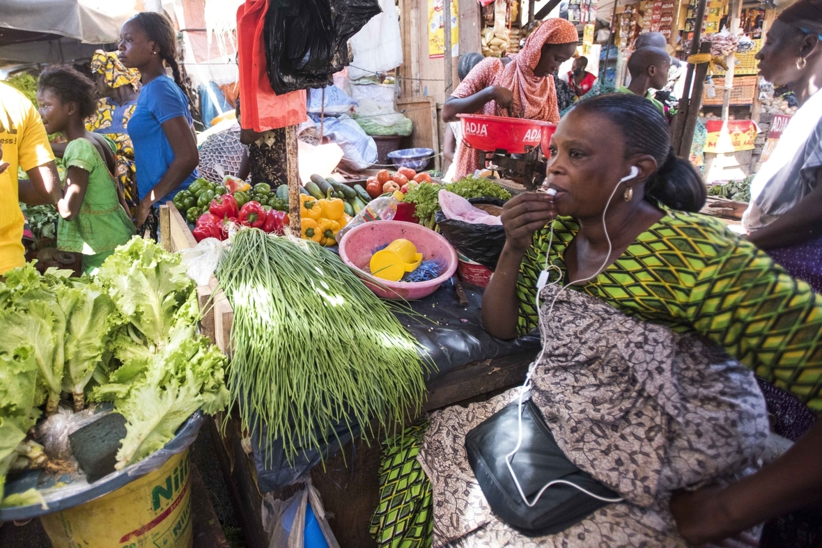 Marktverkäuferin in Senegals Hauptstadt Dakar.