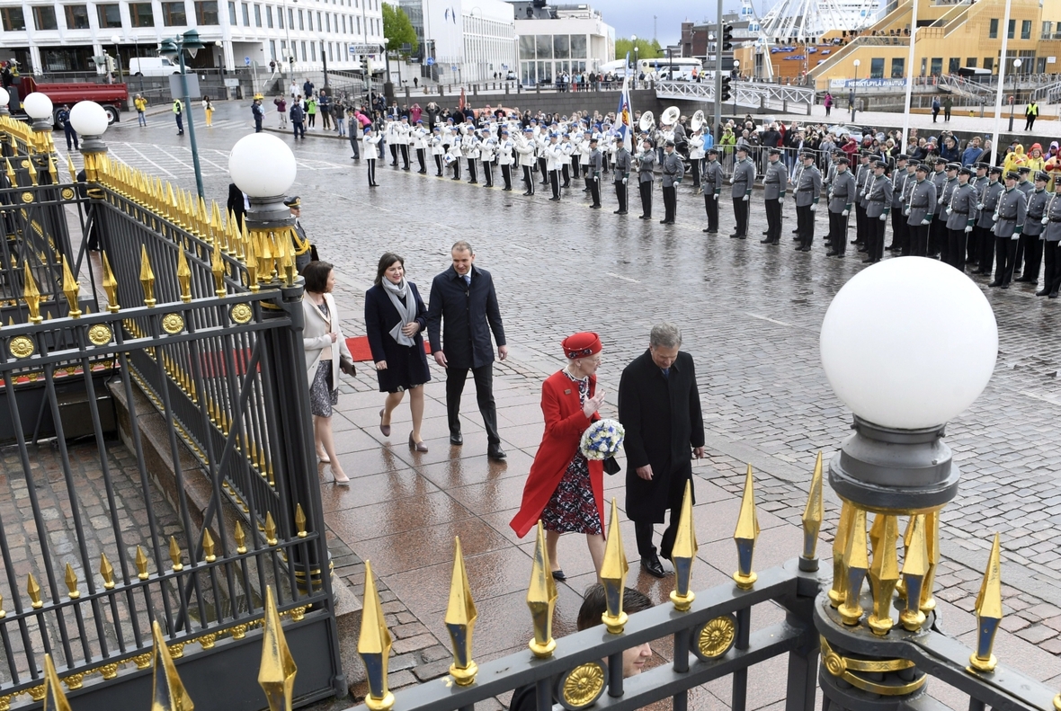 Königin Margarethe von Dänemark kommt 2017 zum finnischen Nationalfeiertag zu Besuch nach Helsinki. Sie geht nebem dem finnischen Präsidenten Sauli Niinist.